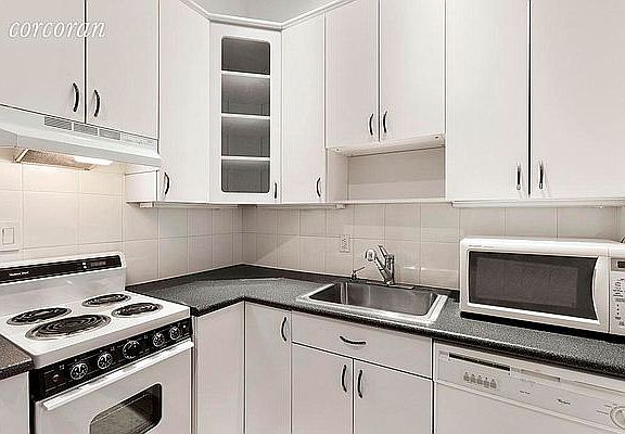 3rd image of 23 Waverly Pl APT 5T