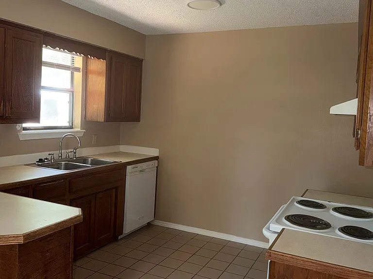 421 S Coker St — Photo 9