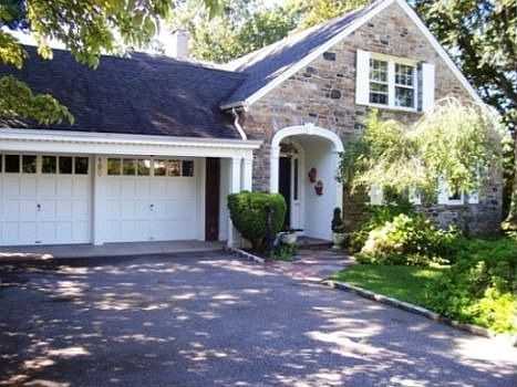 1st image of 190 Manhasset Ave