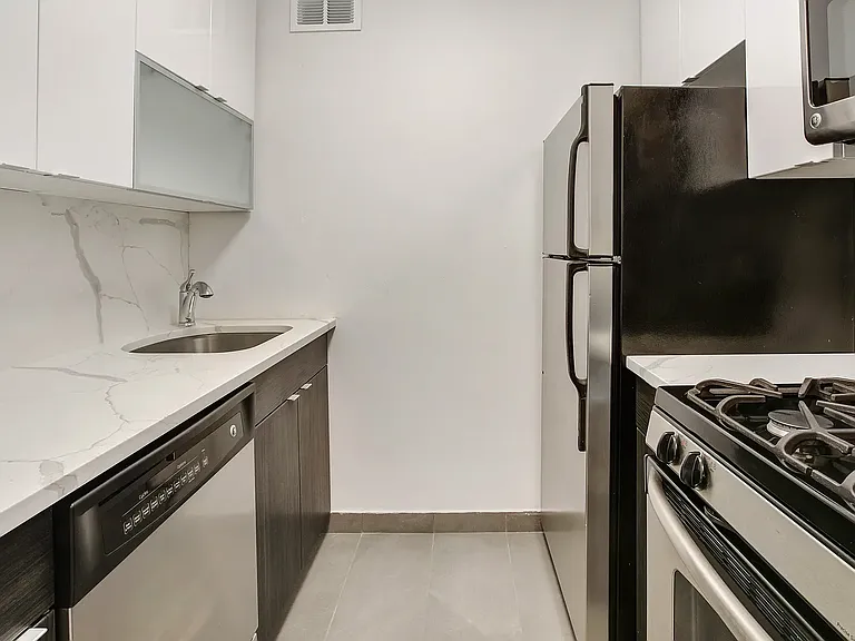 300 Mercer St #8C — Photo 5