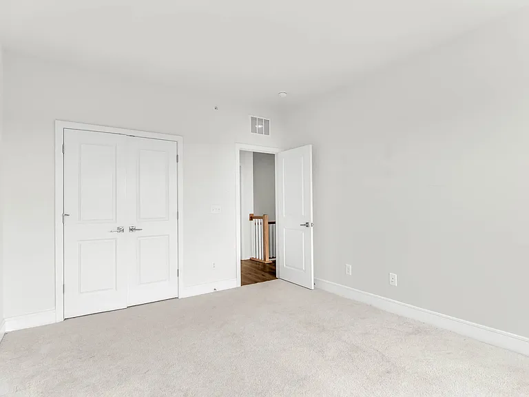 21807 Croxley Ter — Photo 26