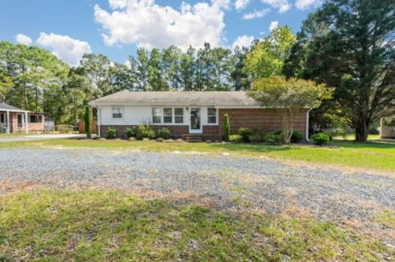 3 bed, 2.0 bath, 1393 sqft, $1,950 — Photo 2