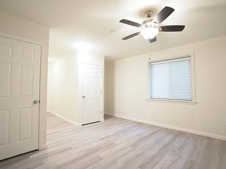 813 Lakeview Ct #44L — Photo 30