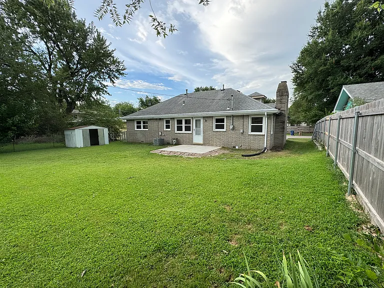 410 E Lincoln St — Photo 2