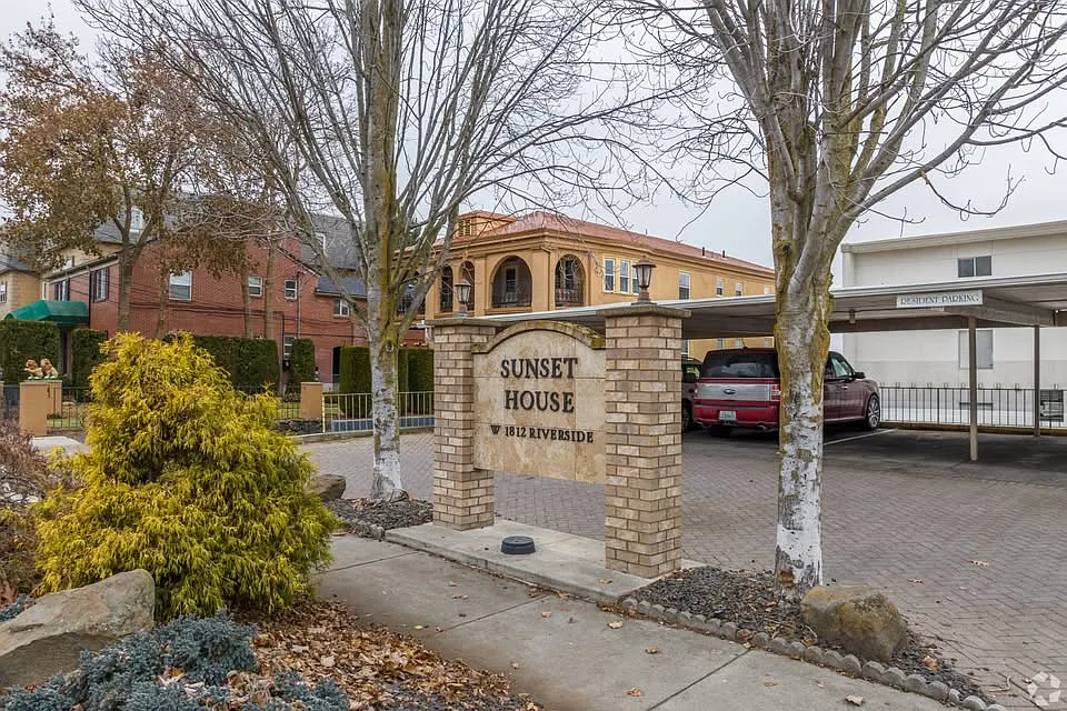 Sunset House Apartments — Photo 2