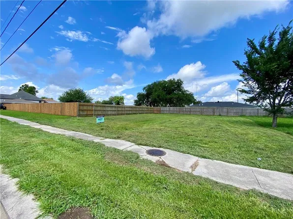 3504 Chalona Dr, Chalmette, LA 70043
