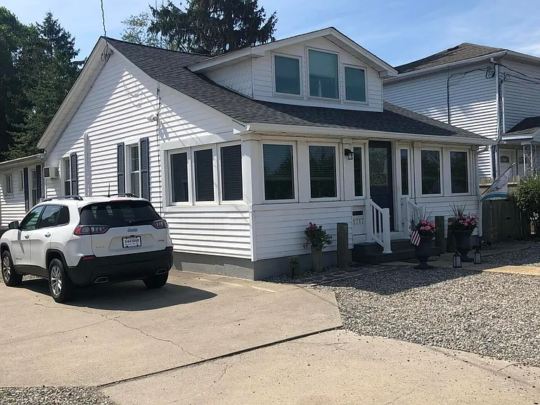 1717 River Rd — Photo 1