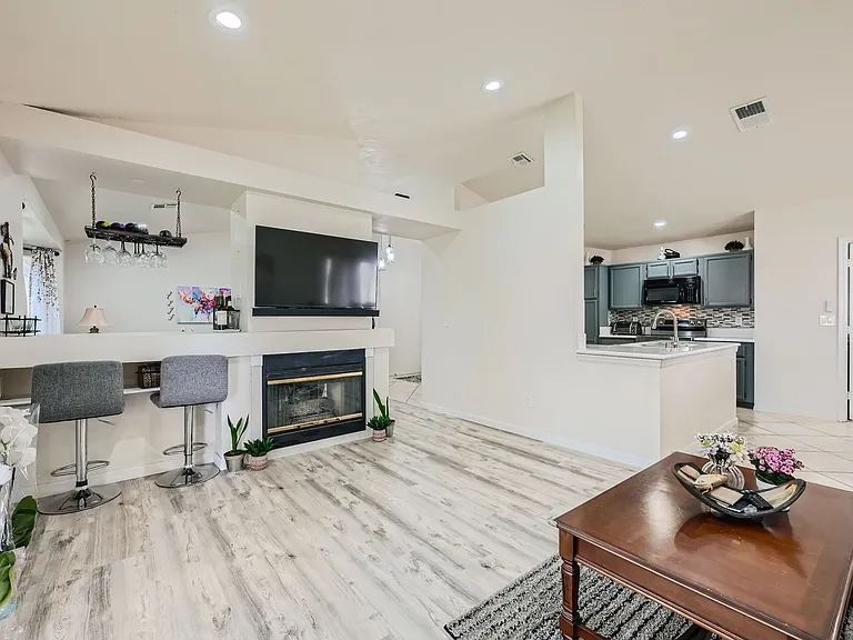 113 Montclair Dr — Photo 3