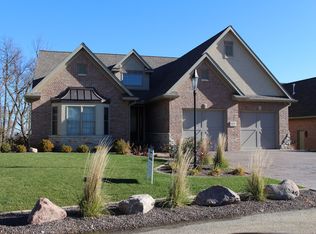 8520 N Wyndhill Ln, Peoria, IL 61615