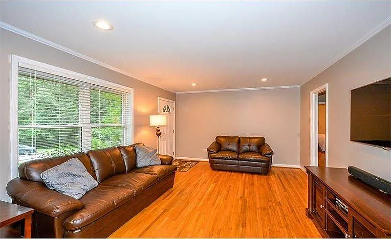 4 bed, 1750 sqft, $2,650 — Photo 2