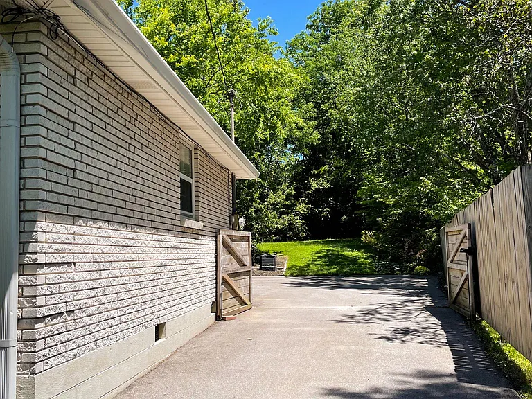 320 Leopole Rd — Photo 39