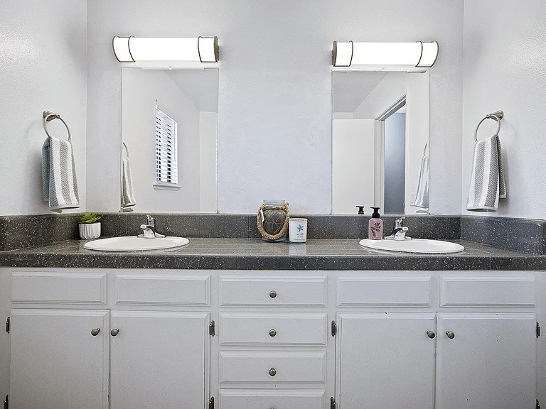 Riverwoods Apartments — Photo 21