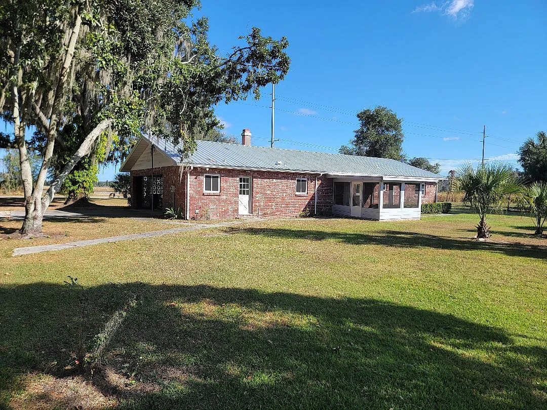 3 bed, 1600 sqft, $2,200 — Photo 2