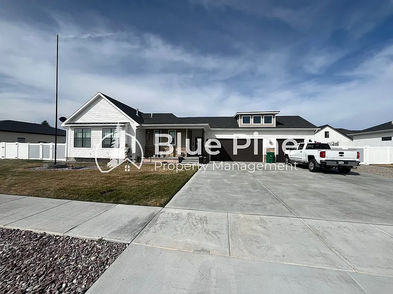 6 bed, 3.0 bath, 3042 sqft, $2,950 — Photo 1