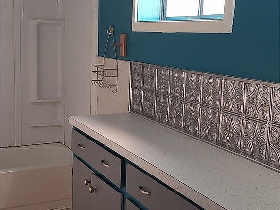 5th image of 546 Linden St