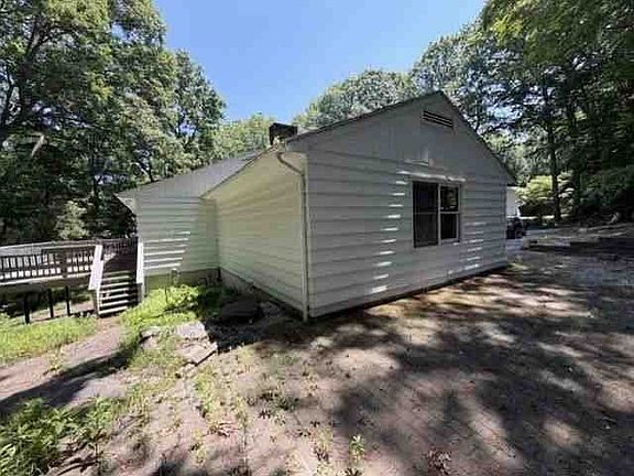 3rd image of 14 Boxwood Ln
