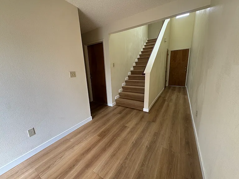 1348 Mentone Ave #C — Photo 7