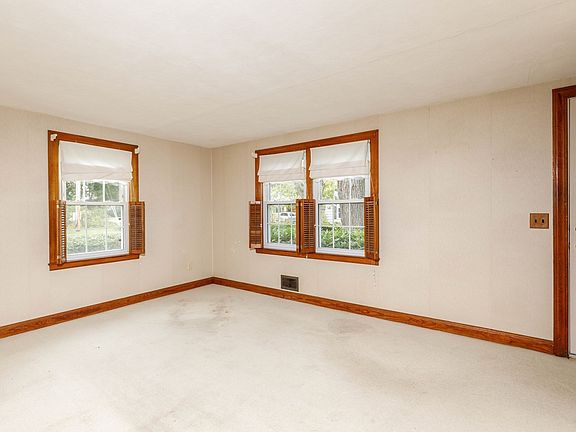5th image of 255 Pleasant St