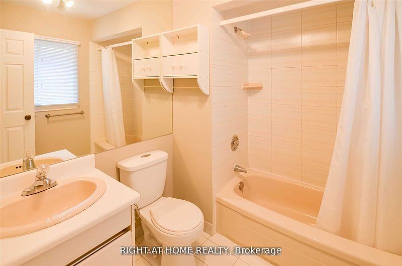 Toronto House for rent - 4 Bedrooms — photo 9