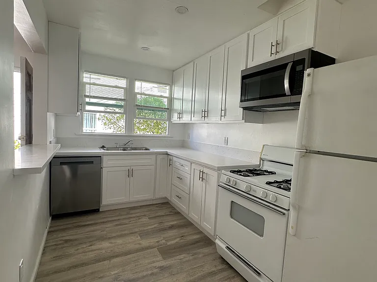 1207 S Fairfax Ave #3 — Photo 4