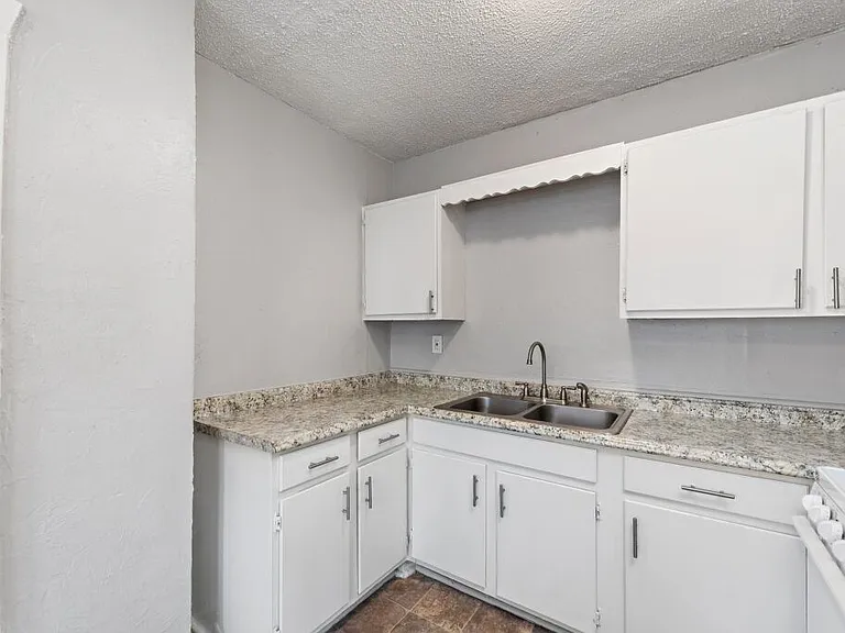 3933 Charlotte St — Photo 9