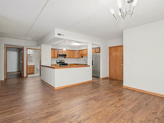 5th image of 1327 E Washington St Unit 309