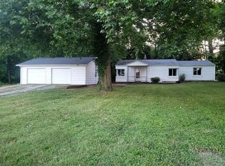 1910 Old Bus Line Rd, Hillsboro, IL 62049