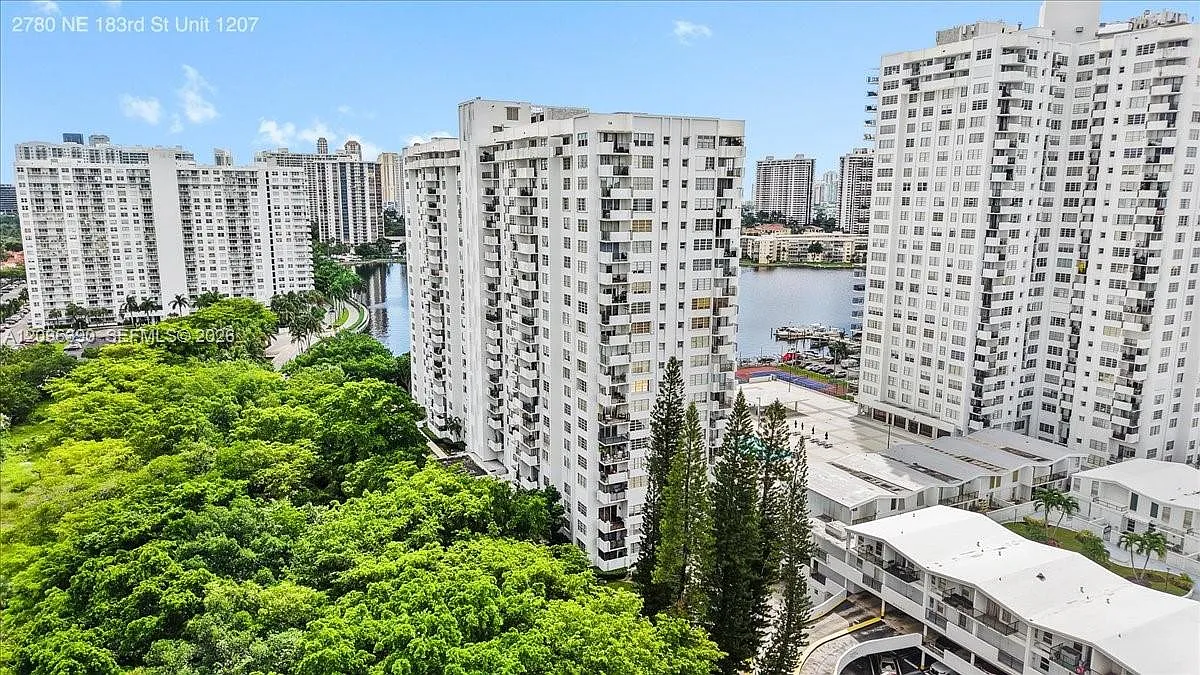 Commodore Plaza Condo — Photo 1