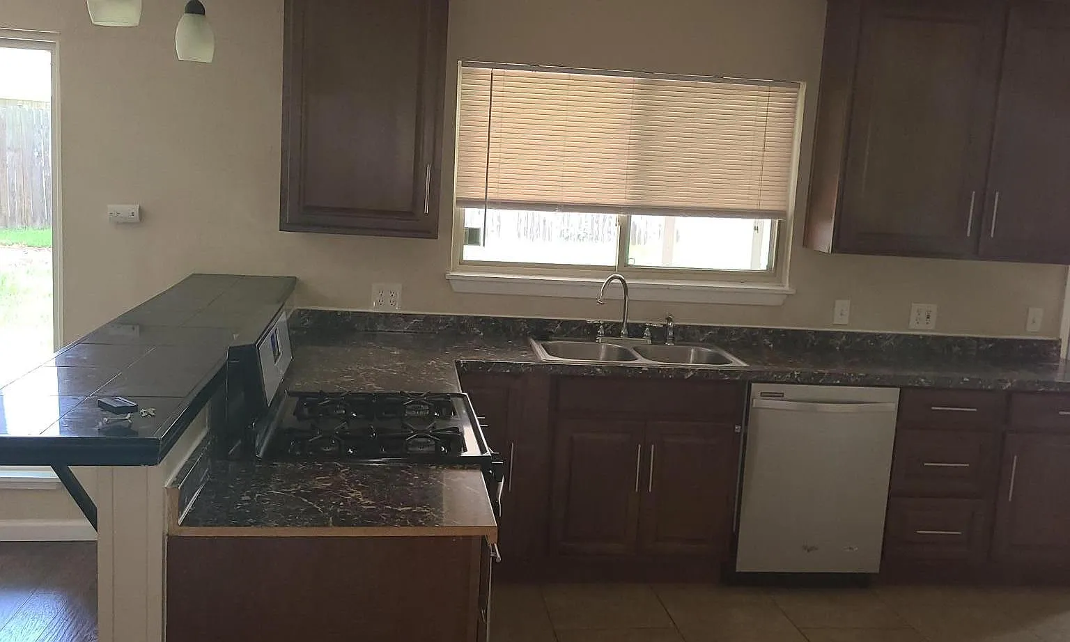 3 bed, 1450 sqft, $2,300 — Photo 3
