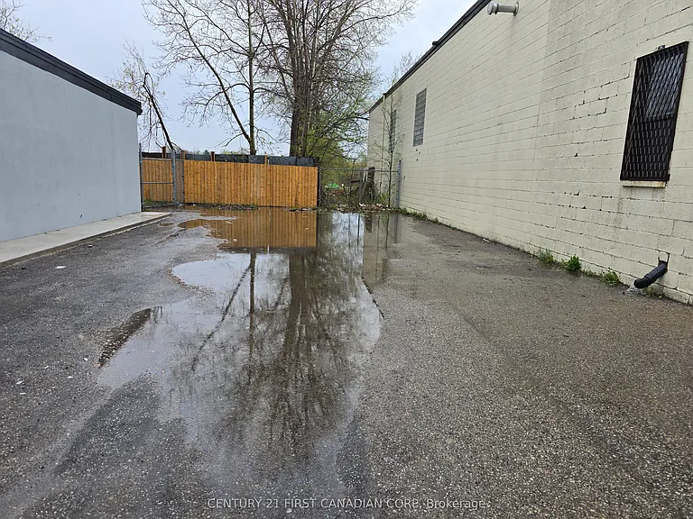 1775 Oxford St E #A — Photo 20