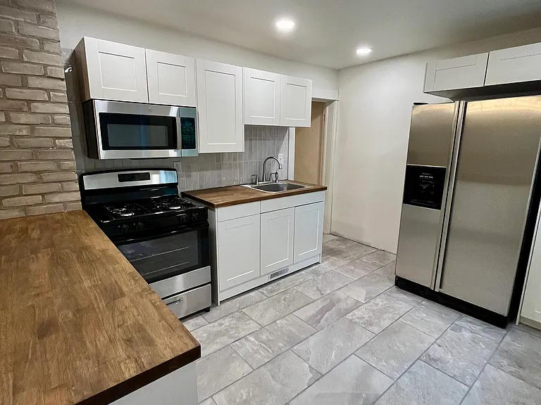1125 Allen St — Photo 2