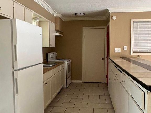 4th image of 921 Driftwood St