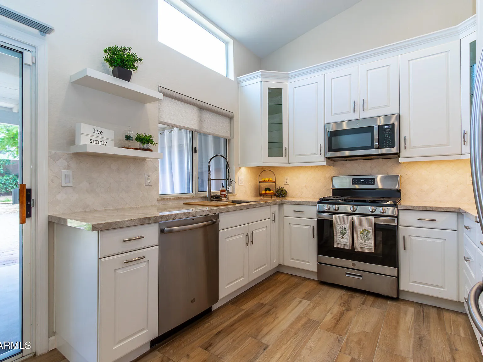 3 bed, 2.0 bath, 1012 sqft, $2,400 — Photo 1
