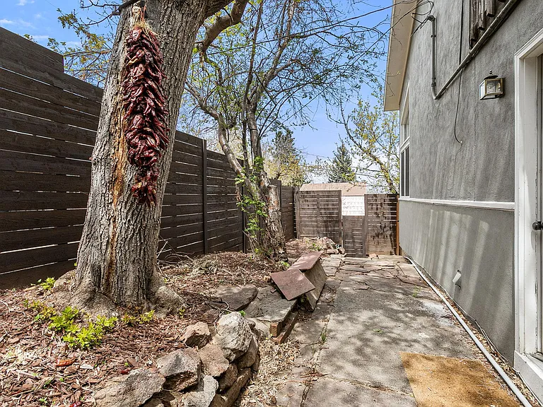1099 Gilbert St — Photo 52