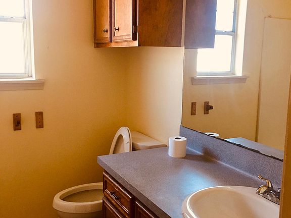 Hall full-Bathroom