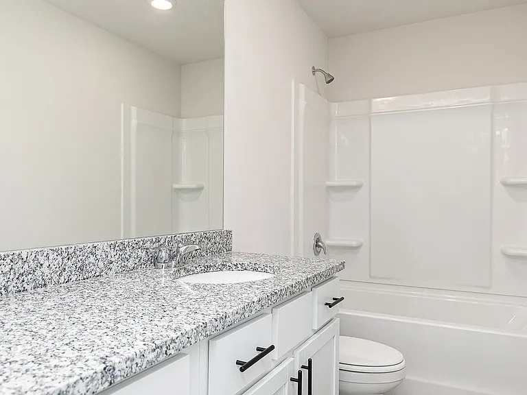 639 Mackenzie Cv — Photo 16