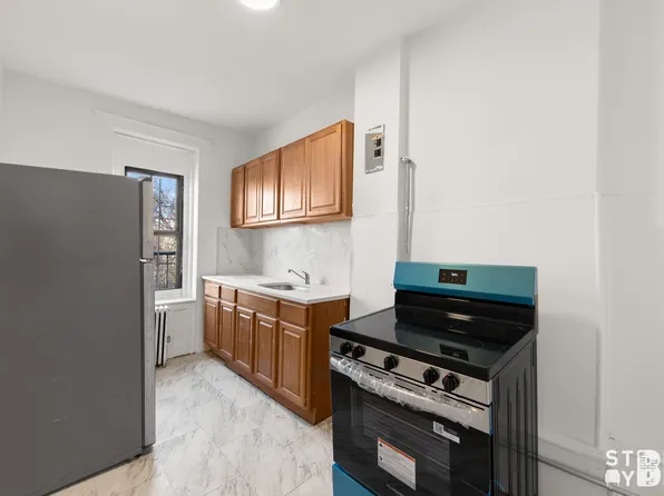 2565 Pitkin Avenue image 1 of 8