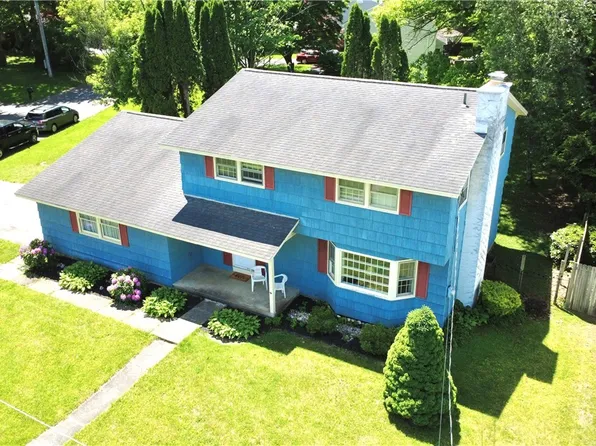 7553 Daphne Dr, North Syracuse, NY 13212