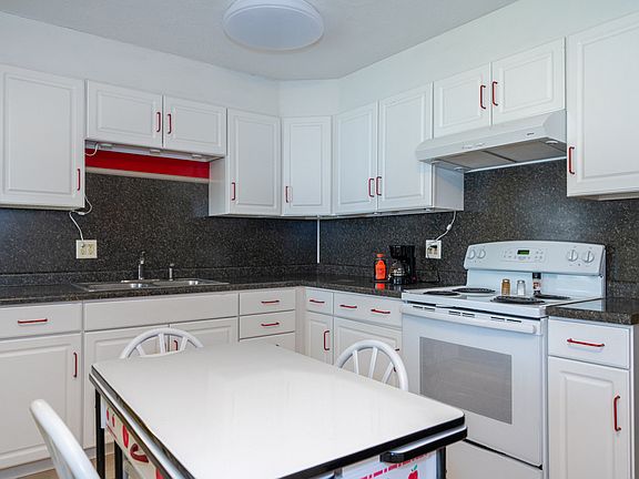 3rd image of 2853 Keenan Ave
