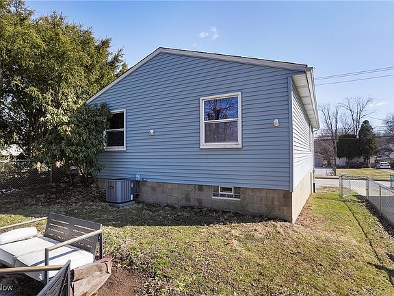 4th image of 240 Pauline Ave