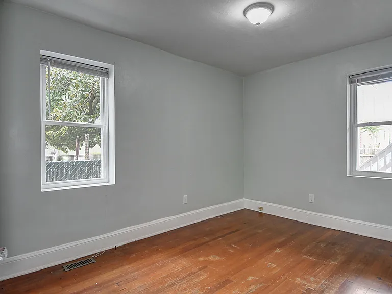 305 W 36th St — Photo 18