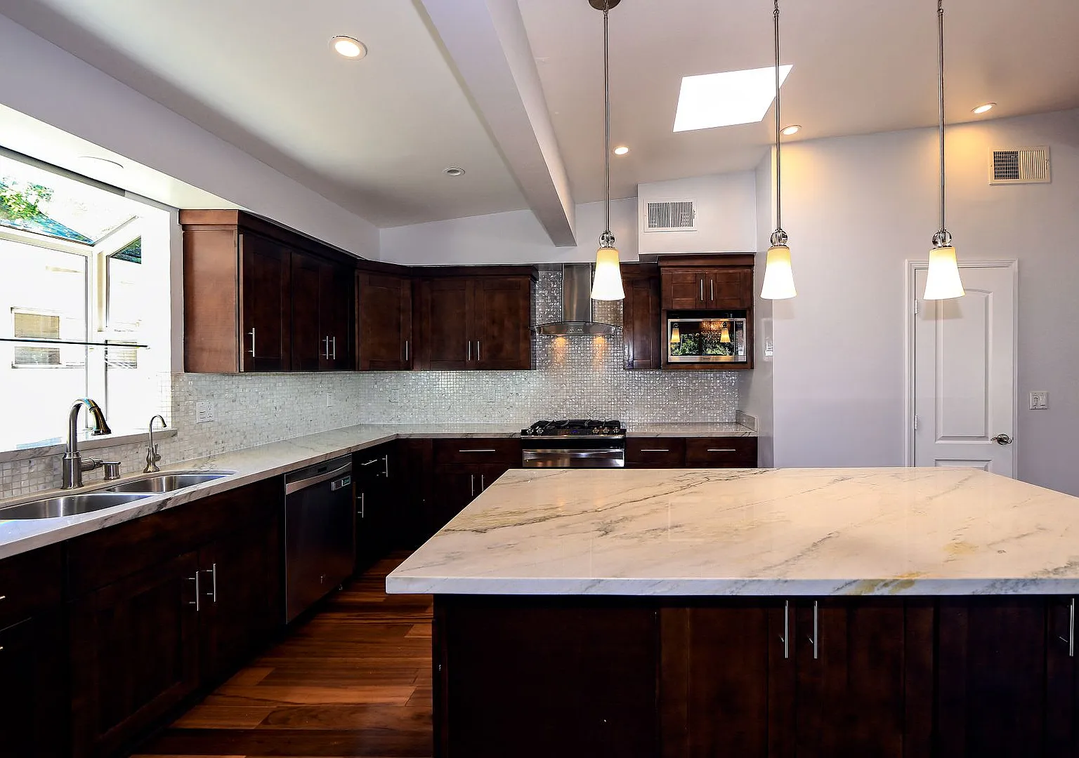 4 Bedrooms/3 Bathrooms in Encino — Photo 2