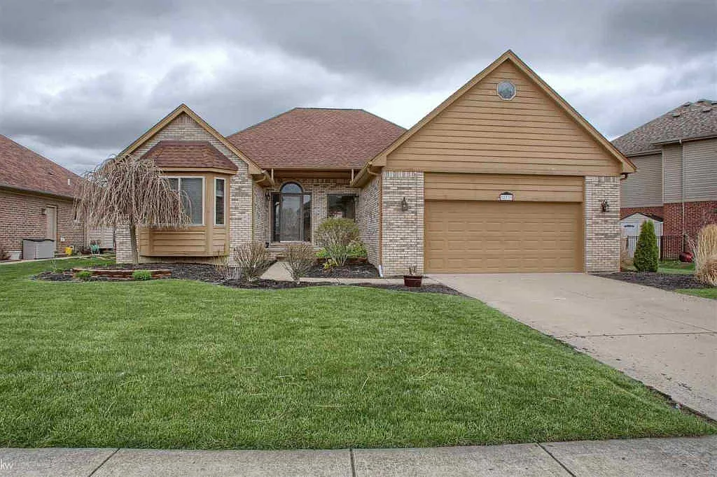32739 Greenwood Dr photo 1
