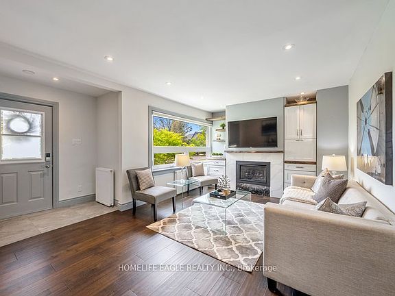 3rd image of 261 Richmond St