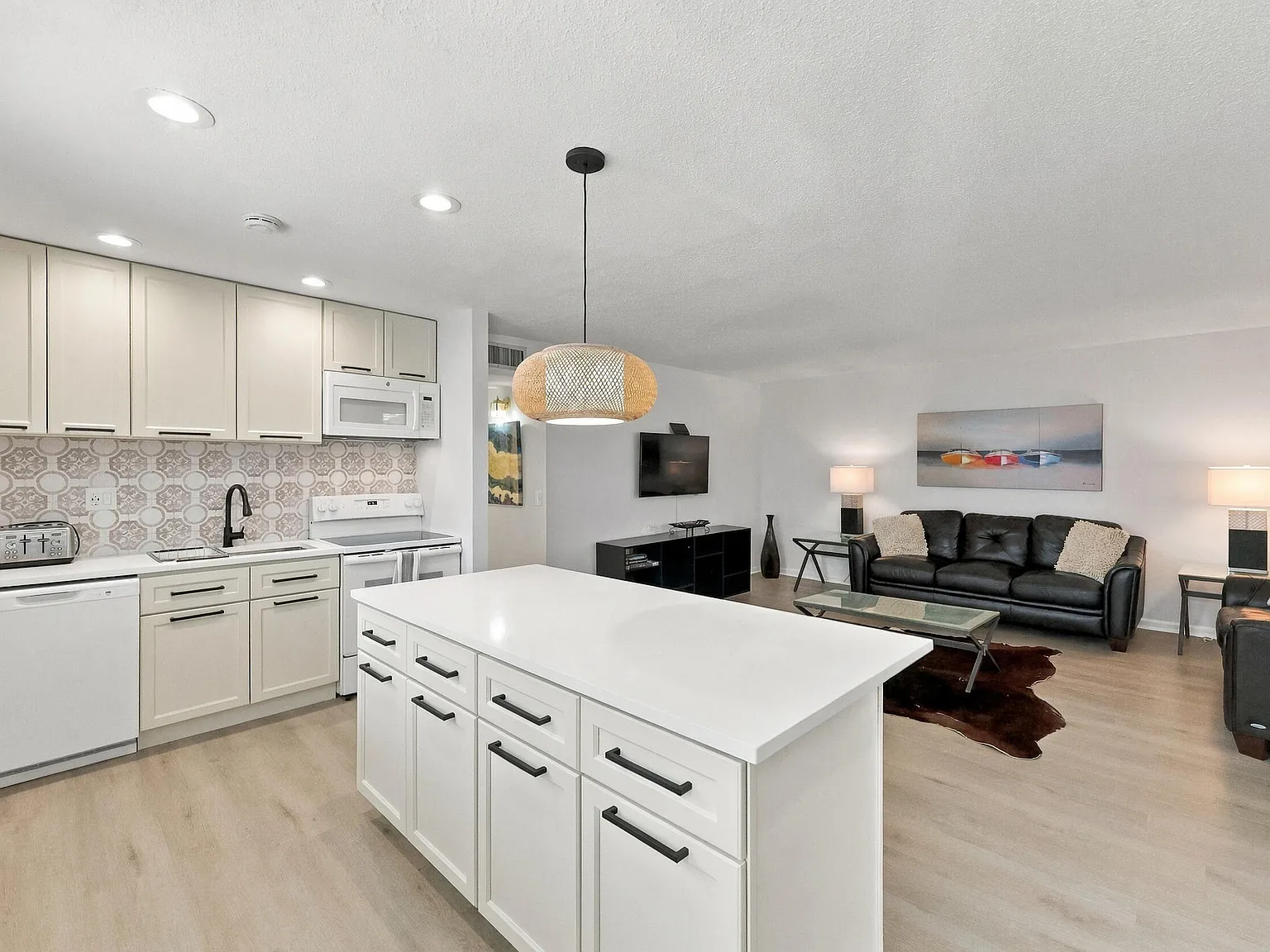 2 bed, 2.0 bath, 907 sqft, $1,900 — Photo 3