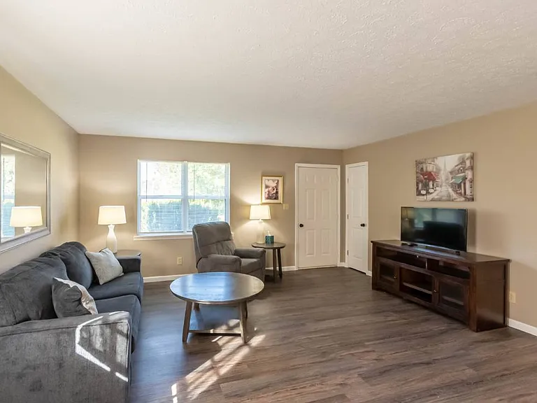 118 E Acres Ave #B — Photo 4