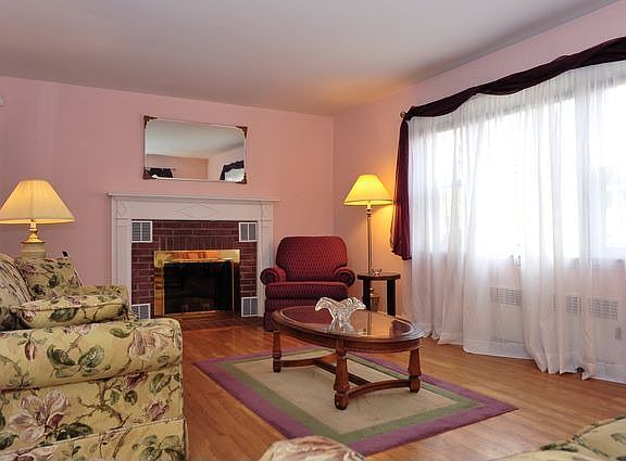 3rd image of 153 King Ave