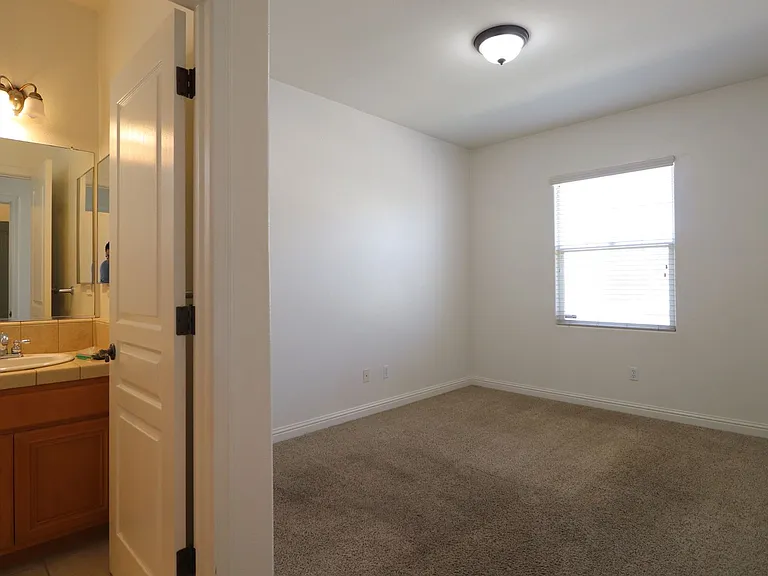 918 Louisa Ter — Photo 10