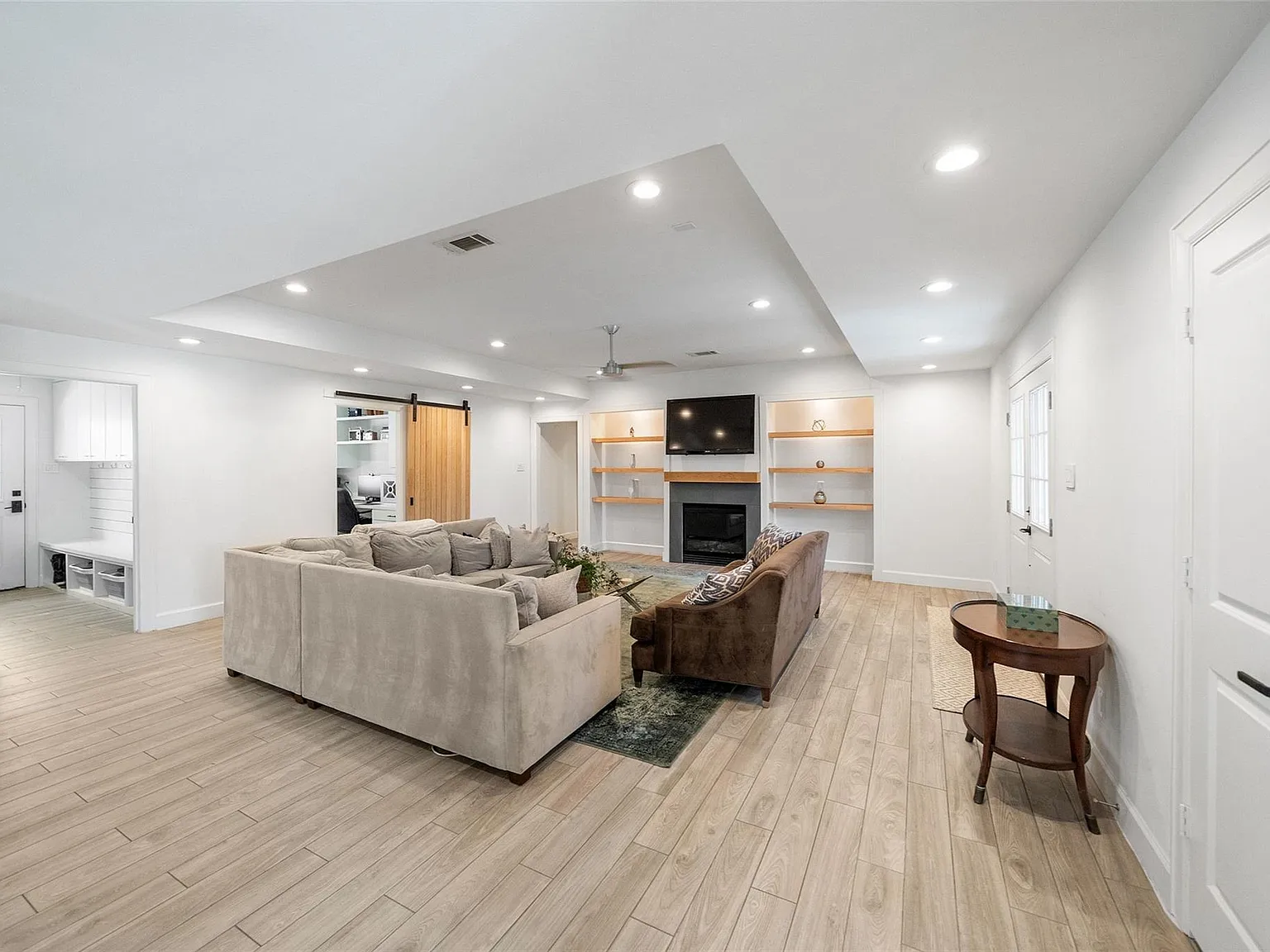 3 bed, 2.0 bath, 2262 sqft, $3,500 — Photo 4