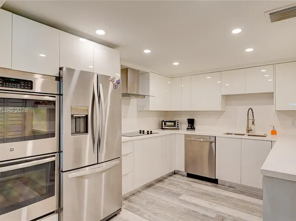 16325 Golf Club Rd APT 101, Weston, FL 33326